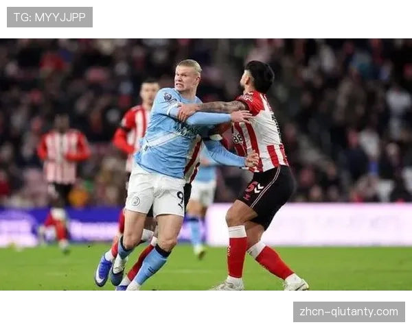 特写：终场哨响，哈兰德独自留在场地中央，仰望伊蒂哈德球场的夜空